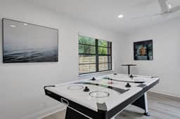 Tropical 5 bedroom pool home