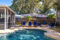 5 min to beach with Pool and Hot Tub