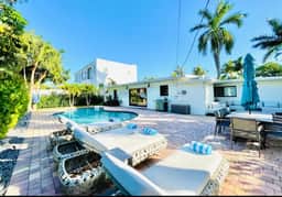 Modern Paradise - walk to the beach- Heated pool