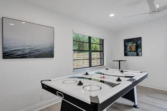 Tropical 5 bedroom pool home