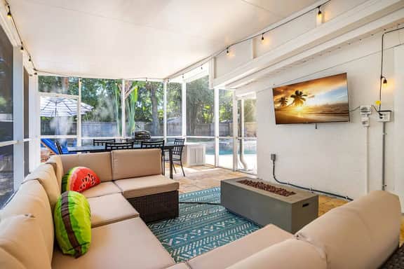 5 min to beach with Pool and Hot Tub