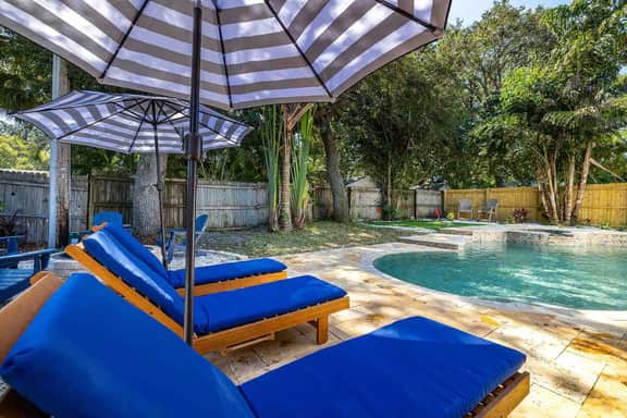 5 min to beach with Pool and Hot Tub