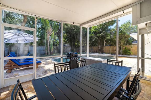 5 min to beach with Pool and Hot Tub