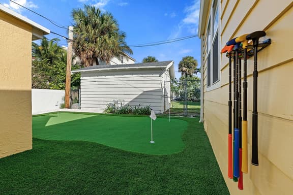Perfect Palm Beach Escape | Cozy 1BR + Putt-Putt